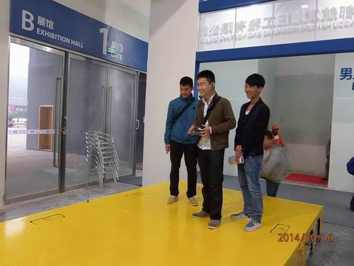 乐动注册参展2014绵阳科博会-观众对全向移动平台表现了浓厚的兴趣.jpg