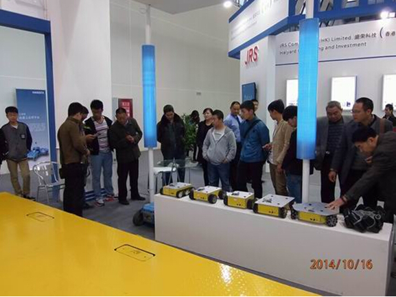 乐动注册参展2014绵阳科博会-技术人员向观众演示机器人.jpg